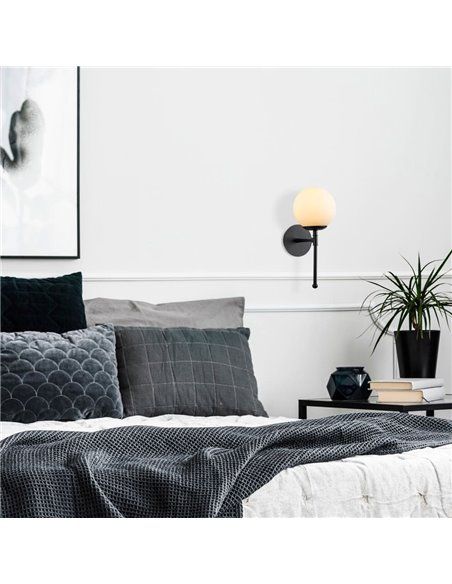 Aplique de pared de una luz negro con tulipa de cristal Model 8