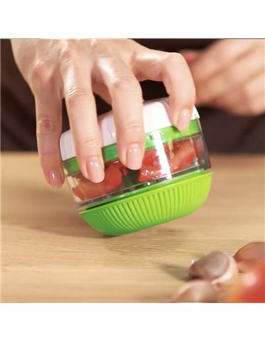 Picadora giratoria “Handy” color verde y blanco fabricada en plástico resistente con tratamiento antideslizante y acero inoxidab