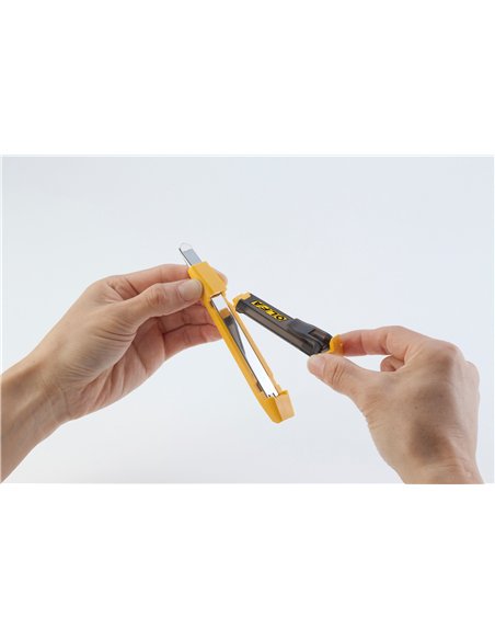 Olfa-DA-1-Cúter con bloqueo automático, contendor de cuchillas usadas incorporado y cuchilla de 9 mm