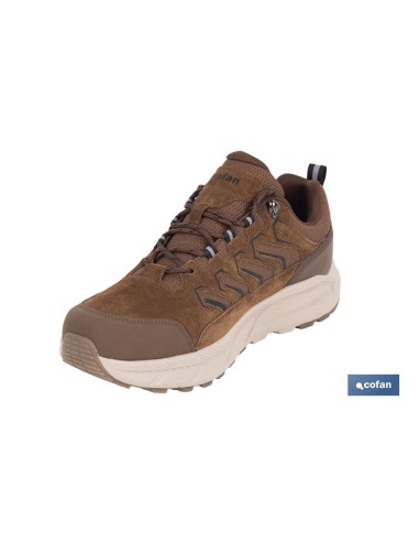 Braune Trekking-Schuh mit rutschfester Sohle Größe 45