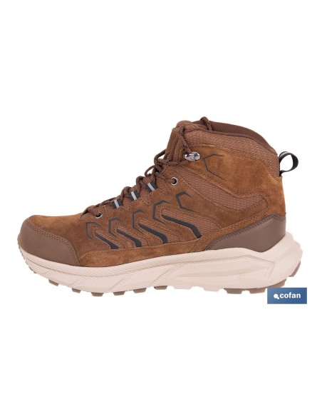 Braune Trekkingstiefel mit rutschfester Sohle Größe 44