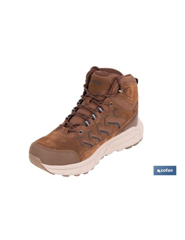 Braune Trekkingstiefel mit rutschfester Sohle, Größe 45