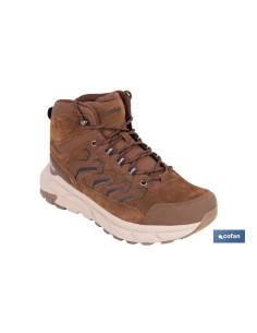 Brown trekking boot with non-slip sole, size 46 2