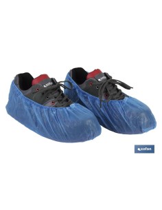 Pack of 100 blue polyethylene shoe covers with elastic fit