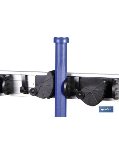 Organizzatore di scope con 3 spazi regolabili e 4 ganci