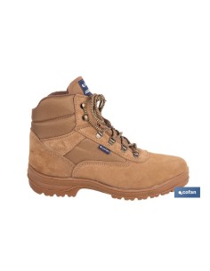 Technical hiking boots with natural rubber sole